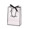 sac noir de cadeau de livre blanc de couleur du contraste 140gsm avec la poignée en arête de poisson