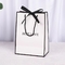 sac noir de cadeau de livre blanc de couleur du contraste 140gsm avec la poignée en arête de poisson